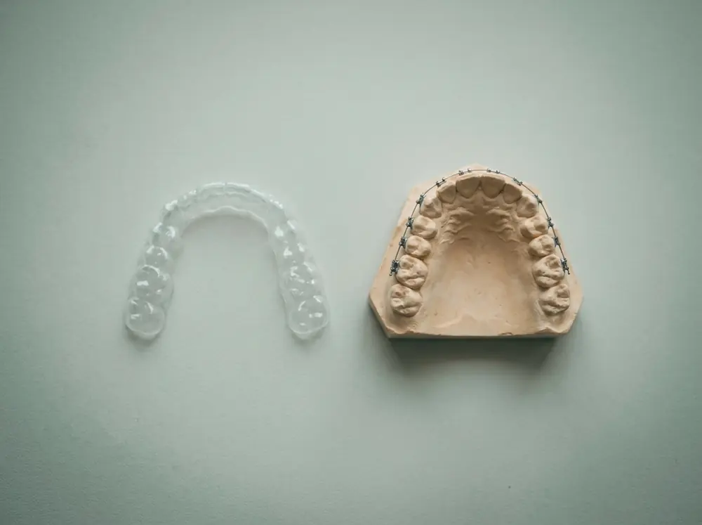 Alignerschiene und Bracketmodell von oben nebeneinander